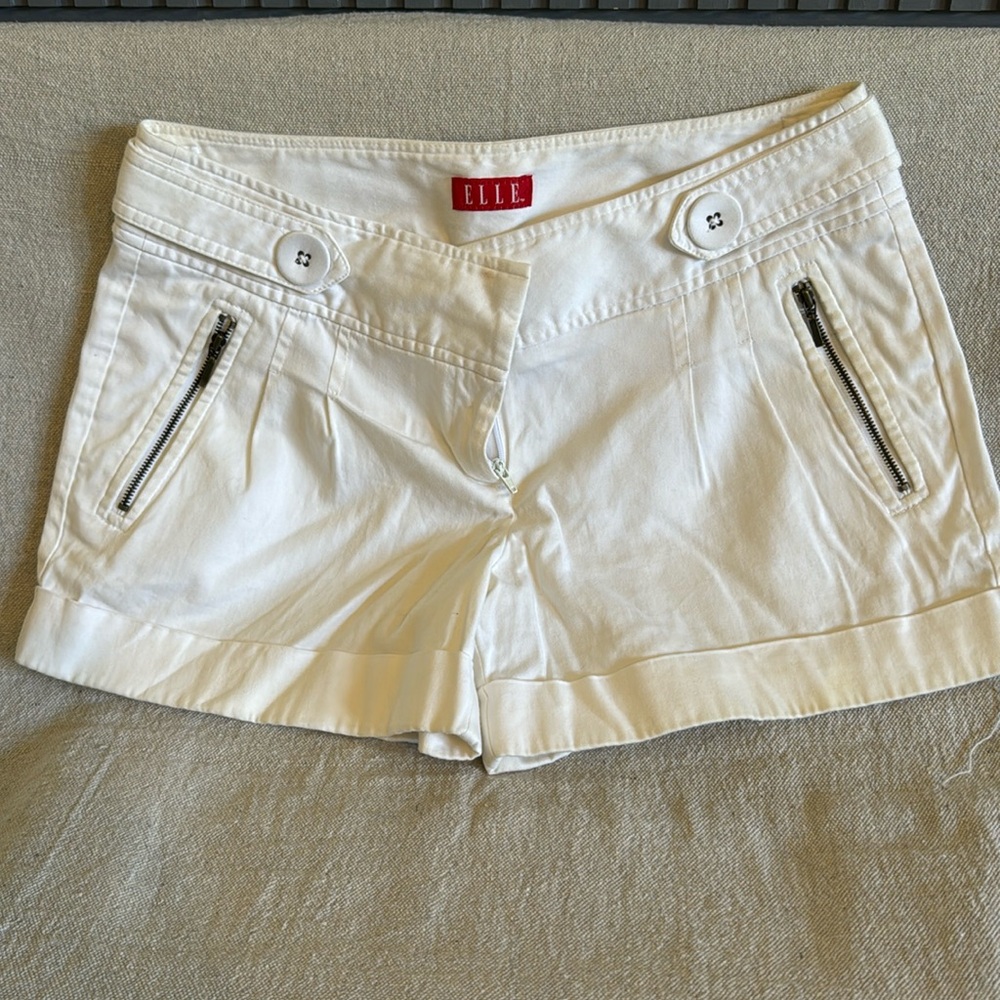 ELLE white women’s shorts. Size 8. Like new.